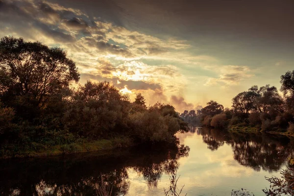 Bela paisagem de outono, pôr do sol na floresta com reflexão — Fotografia de Stock