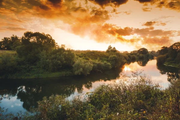 Hermoso paisaje otoñal, puesta de sol en el bosque con reflexión — Foto de Stock