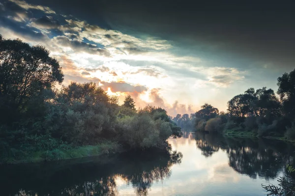 Hermoso paisaje otoñal, puesta de sol en el bosque con reflexión — Foto de Stock