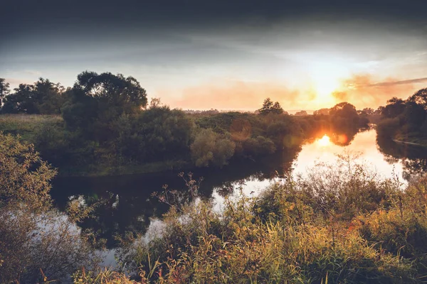 Güzel sonbahar manzara, yansıması ile ormanda günbatımı