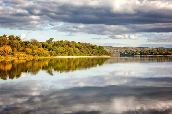 Uma bela paisagem de outono, uma floresta refletida em um rio, o — Fotografia de Stock