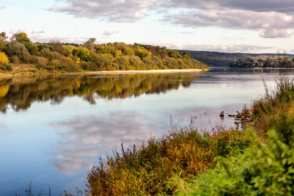 Güzel bir sonbahar manzara, bir orman içinde bir nehir, yansıyan