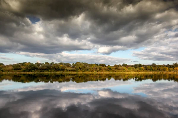 Un hermoso paisaje otoñal, un bosque reflejado en un río, el — Foto de Stock