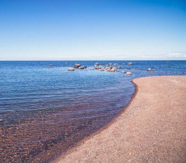 Summe göl kıyısında güzel minimalist manzara, kumlu