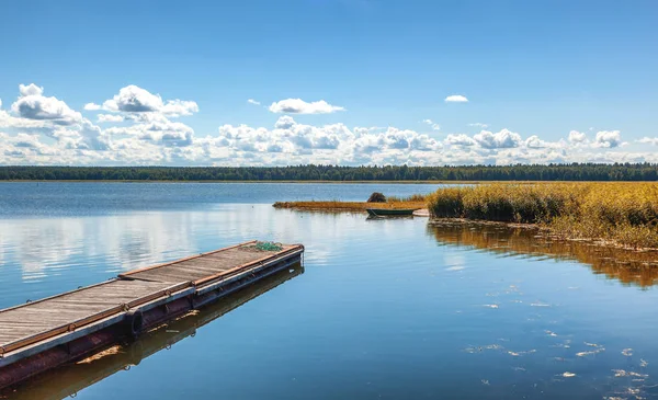 Um cais de madeira no lago, uma paisagem idílica de verão — Fotografia de Stock