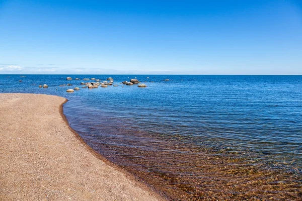 Summe göl kıyısında güzel minimalist manzara, kumlu