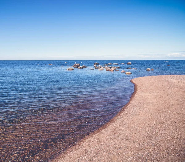Summe göl kıyısında güzel minimalist manzara, kumlu