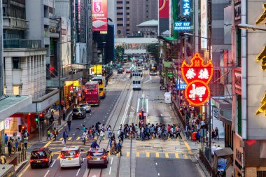 Editoryal görüntü, Hong Kong, Nisan 2016, kişilik bir kalabalık çapraz 