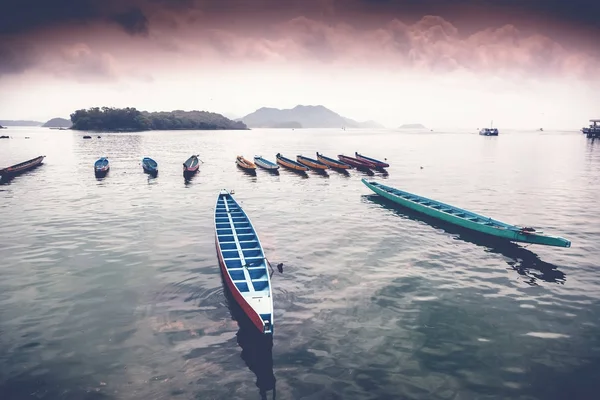 Barcos chineses estreitos tradicionais na baía do mar nos subúrbios o — Fotografia de Stock