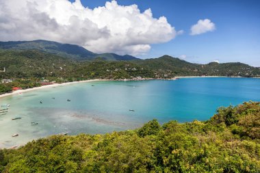 Mavi su ve yeşil tepeler, üst VI ile güzel tropikal plaj