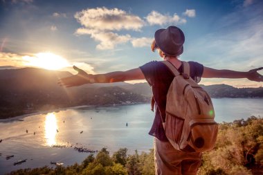 Genç güzel kadın hipster seyahat batımını ve bea