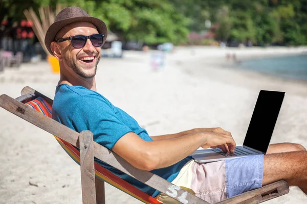 Attractive young man with laptop working on the beach. Freedom, — Stock Photo, Image