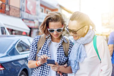 Şık ve güzel olgun anne ve yetişkin kızı seyahat