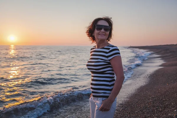 Portrait of a stylish attractive mature woman 50-60 years on the — Stock Photo, Image