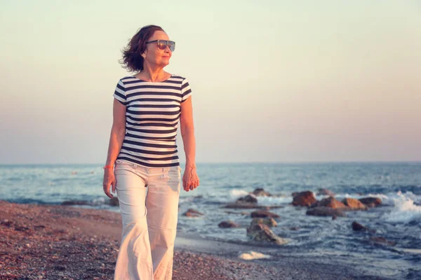 Portrait of a stylish attractive mature woman 50-60 years on the — Stock Photo, Image