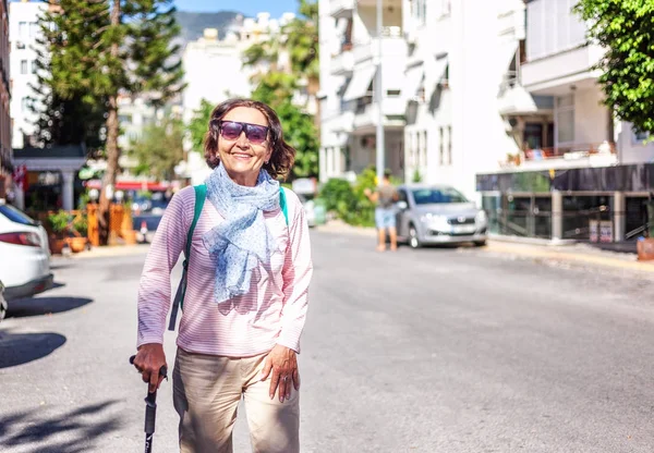 지팡이 매력적인 노인 여성 태양 따라 걷으십시오 — 스톡 사진