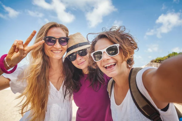 Genç güzel kadın selfie sahilde yapıyor. Dostluk, fre — Stok fotoğraf