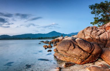 büyük tropikal deniz kıyısında güzel parlak gün batımı 