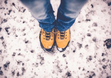 kar, kış aylarında bir gezi, bir bizdeki sarı trekking botları ayaklarda