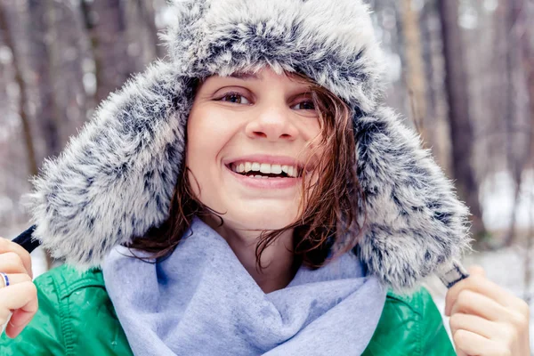 Porträtt av en vacker glada leende ung kvinna i en rolig hatt — Stockfoto