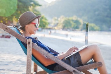 Genç güzel kadın hipster seyahat freelancer laptop ile
