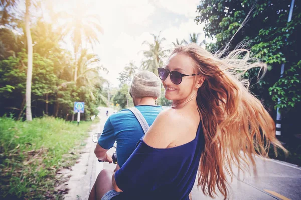 Jovem casal bonito monta a selva em uma scooter, viajar, fr — Fotografia de Stock