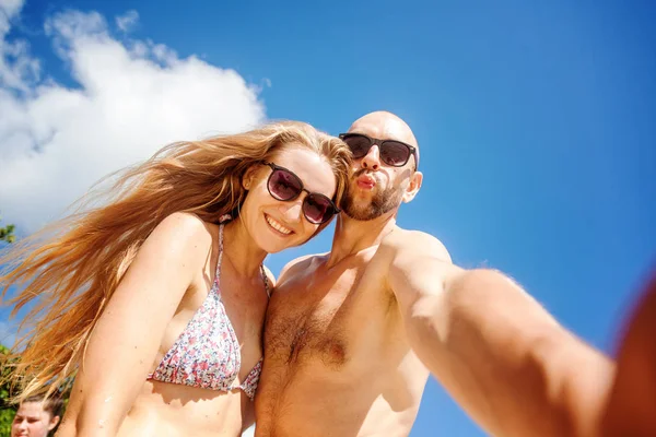 Beau jeune couple drôle faisant selfie sur le rivage de la tr — Photo