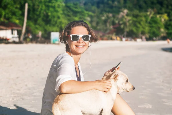 幸せな若い美しい面白い女の子犬とビーチで。フューチャ — ストック写真
