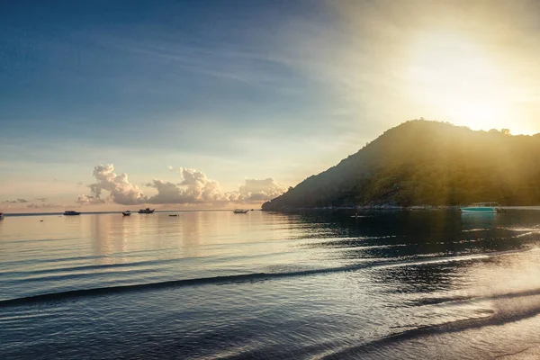 日出在一个热带美丽的海滩与沙子海滩和 hil — 图库照片