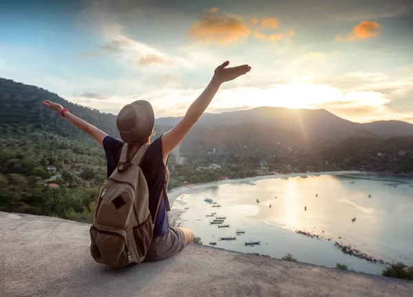 年轻漂亮的女人时髦旅行者看着日落和 bea — 图库照片