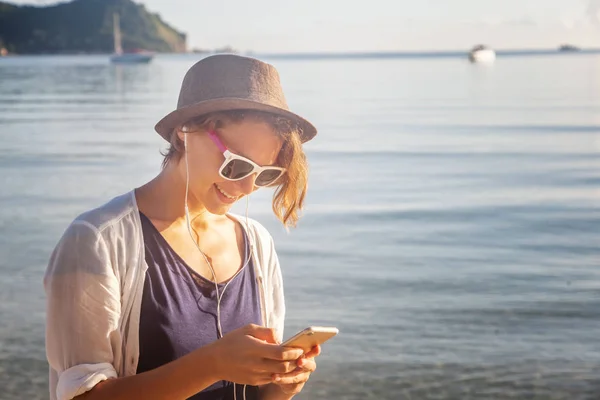 Junge schöne Frau Hipster Reisenden mit Kopfhörern und mit mo — Stockfoto