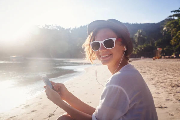 Jovem mulher bonita hipster viajante em fones de ouvido e com mo — Fotografia de Stock