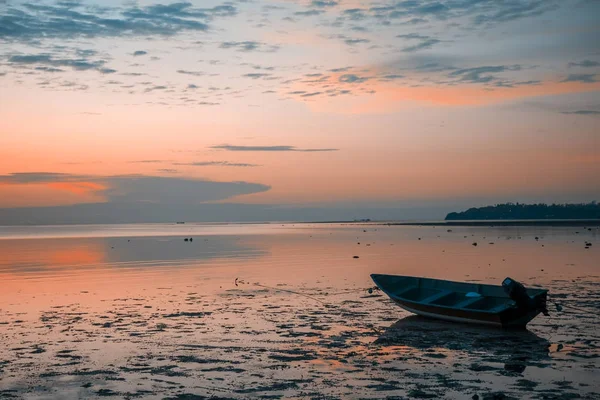 美丽的海景。老木渔船上滩 — 图库照片