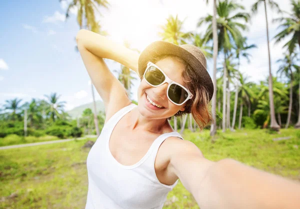 Giovane bella donna hipster facendo selfie in primo piano tropicale — Foto Stock