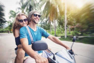 Genç güzel çift orman rides bir scooter, seyahat, fr