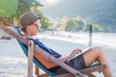Genç güzel kadın hipster seyahat freelancer laptop ile