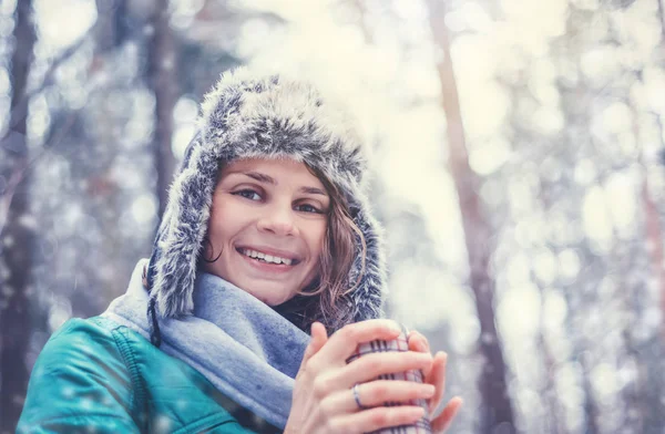 Porträtt av en vacker glada leende ung kvinna i en rolig hatt — Stockfoto