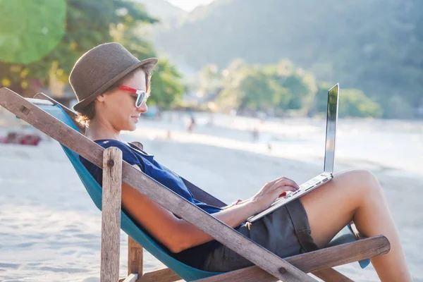 Mooie jongedame hipster reiziger freelancer met laptop op — Stockfoto