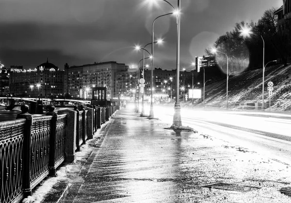 Hermoso paisaje urbano, calle en la ciudad nocturna, Moscú, Rusia. B) — Foto de Stock