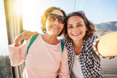 Yaşlı bir güzel kadın ve yetişkin kızı togethe seyahat