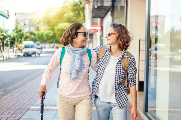 Élégante et belle mère mature et fille adulte sont walki — Photo