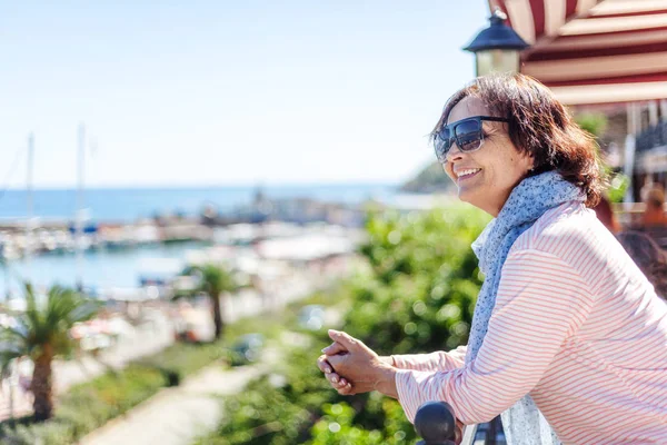 Beautiful elderly woman admiring the landscape on the shores of — Stock Photo, Image