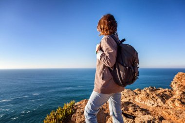 genç güzel kadın turist backd karşı bir sırt çantası ile