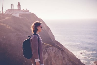 genç güzel kadın turist backd karşı bir sırt çantası ile