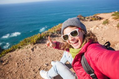 genç güzel kadın turist selfie arka plan üzerine yapıyor 