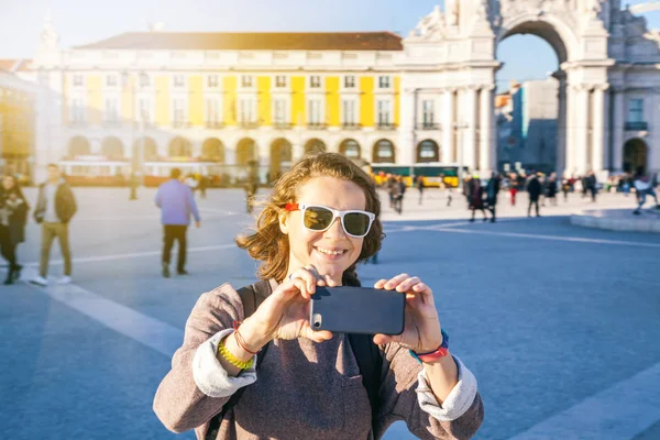 Красива молода жінка турист в Лісбоні робить фото на мобільному ph — стокове фото