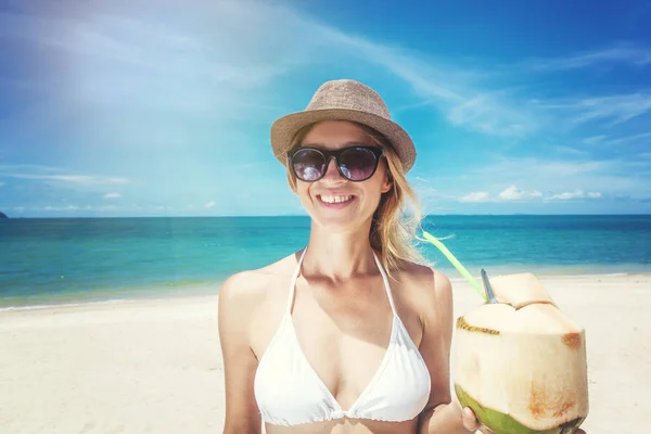 Mujer rubia feliz en sombrero y gafas de sol en la playa tropical —  Fotos de Stock