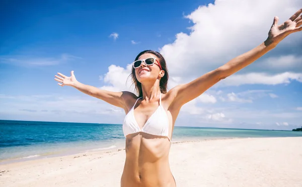 Сексуальна бікіні тіло жінка грає на райському тропічному пляжі має — стокове фото