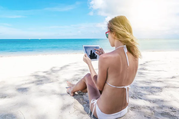 Mujer joven y feliz con una tableta en un resort tropical paradisíaco. C —  Fotos de Stock