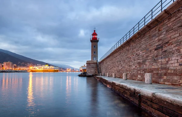 Imagen editorial, enero 2018. Córcega, puerto de Bastia, ferry y — Foto de Stock